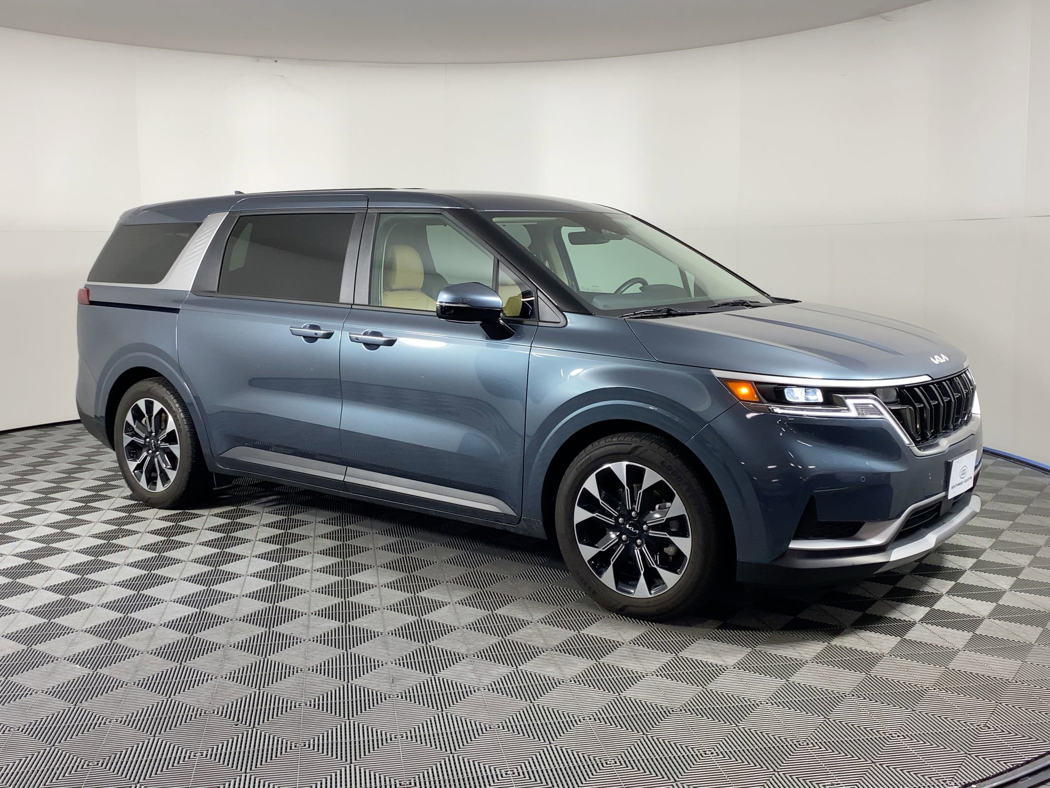 Used 2024 Kia Carnival EX image 6