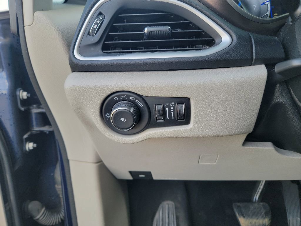 Used 2018 Chrysler Pacifica Touring-L image 16