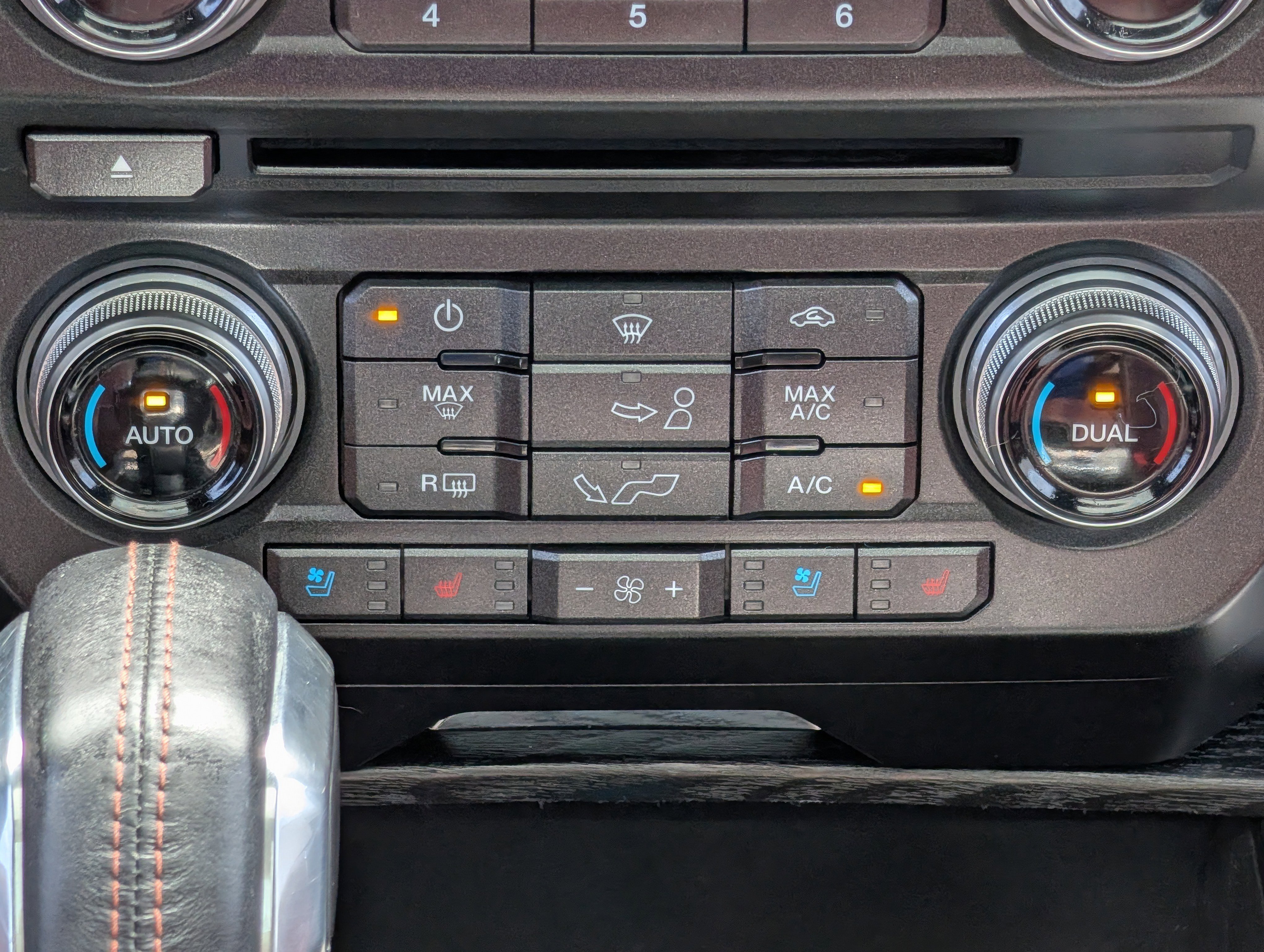 Used 2018 Ford F150 Platinum w/ Equipment Group 701A Luxury AWD/4WD image 32