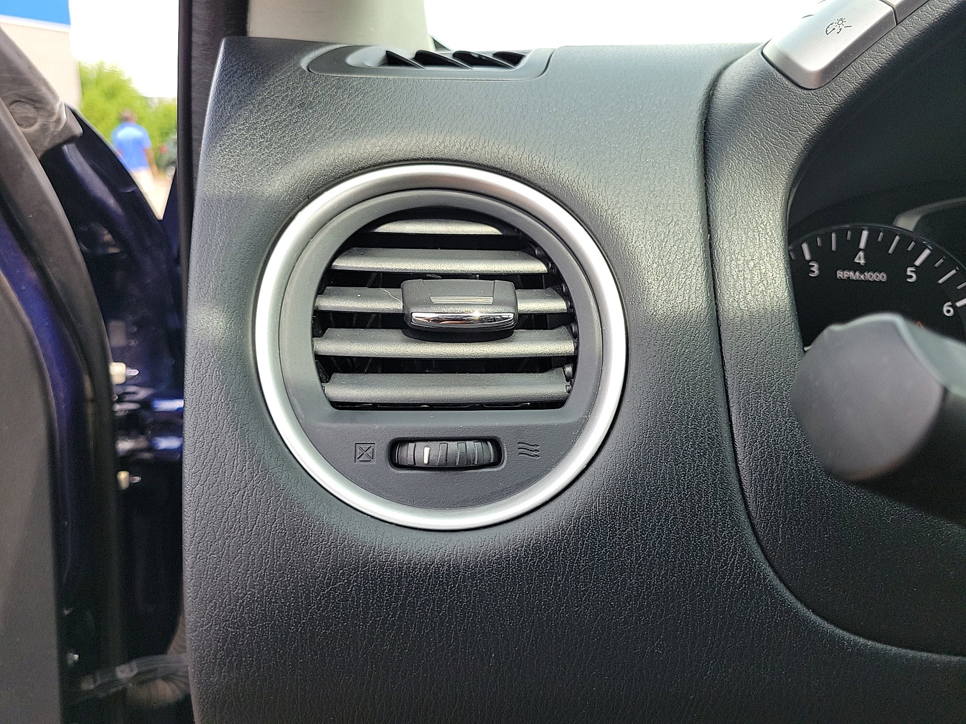 Used 2020 Nissan Pathfinder SV image 17