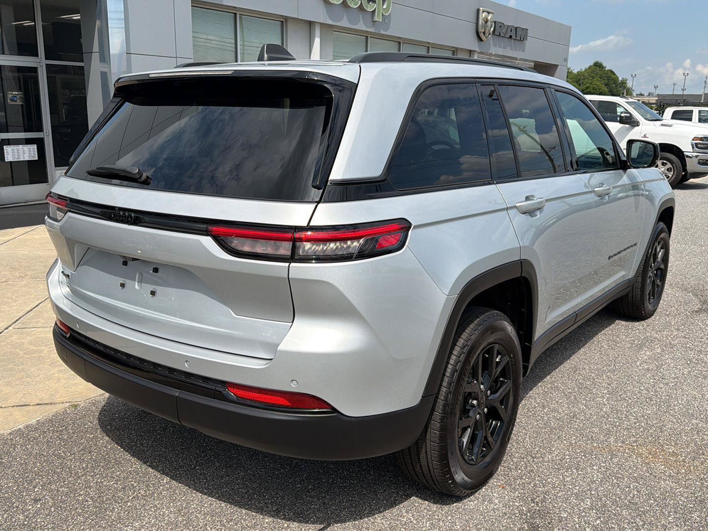 Used 2024 Jeep Grand Cherokee Altitude AWD/4WD image 10