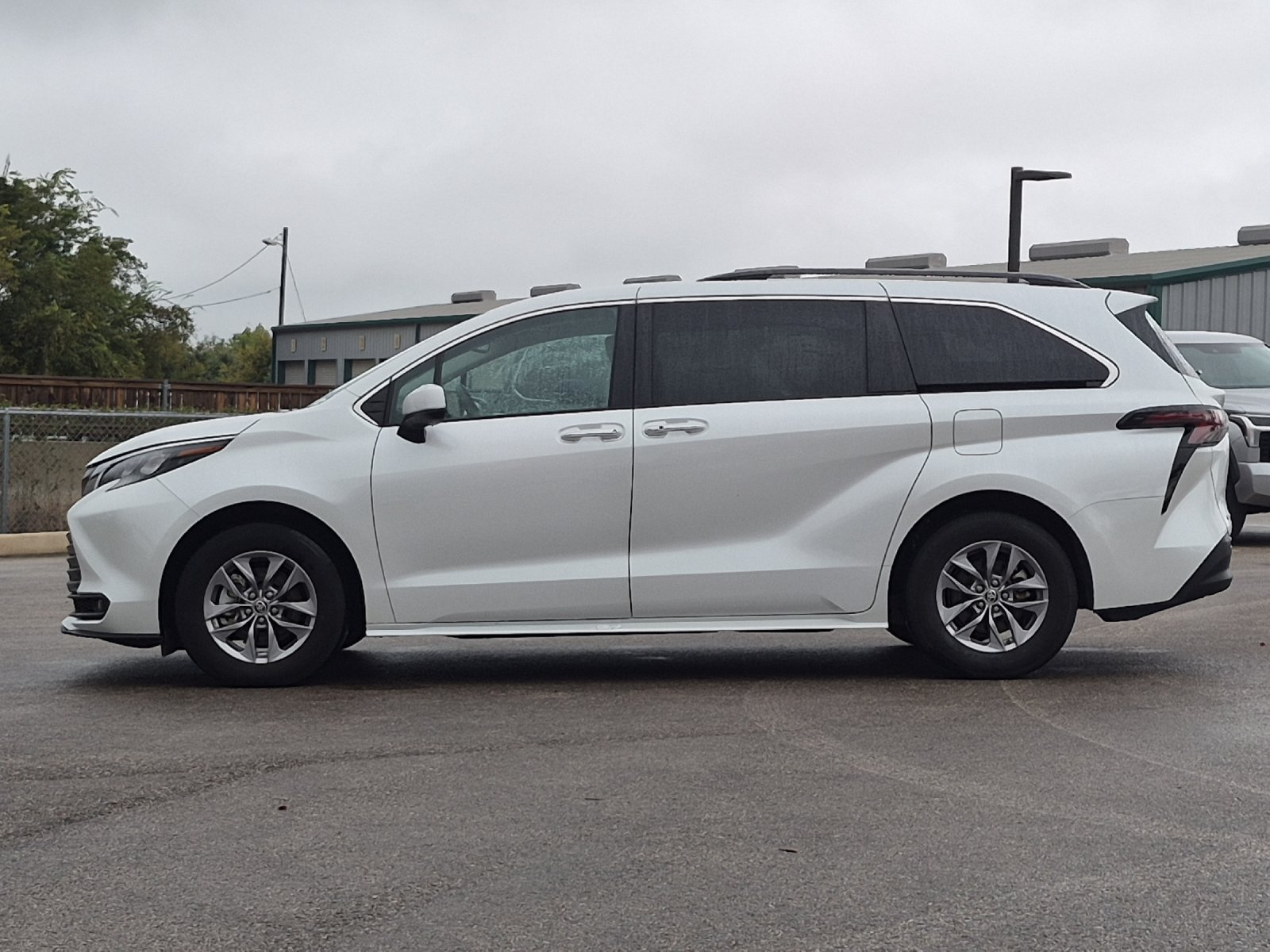 Used 2025 Toyota Sienna XLE FWD image 2