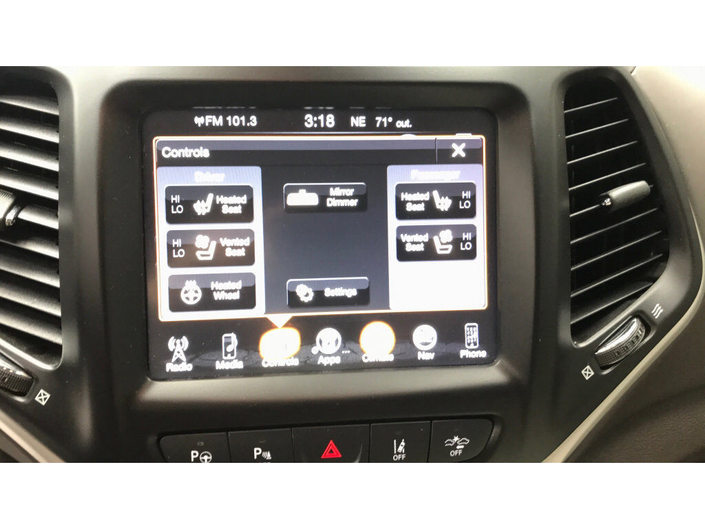 Used 2018 Jeep Cherokee Overland w/ Technology Group AWD/4WD image 14