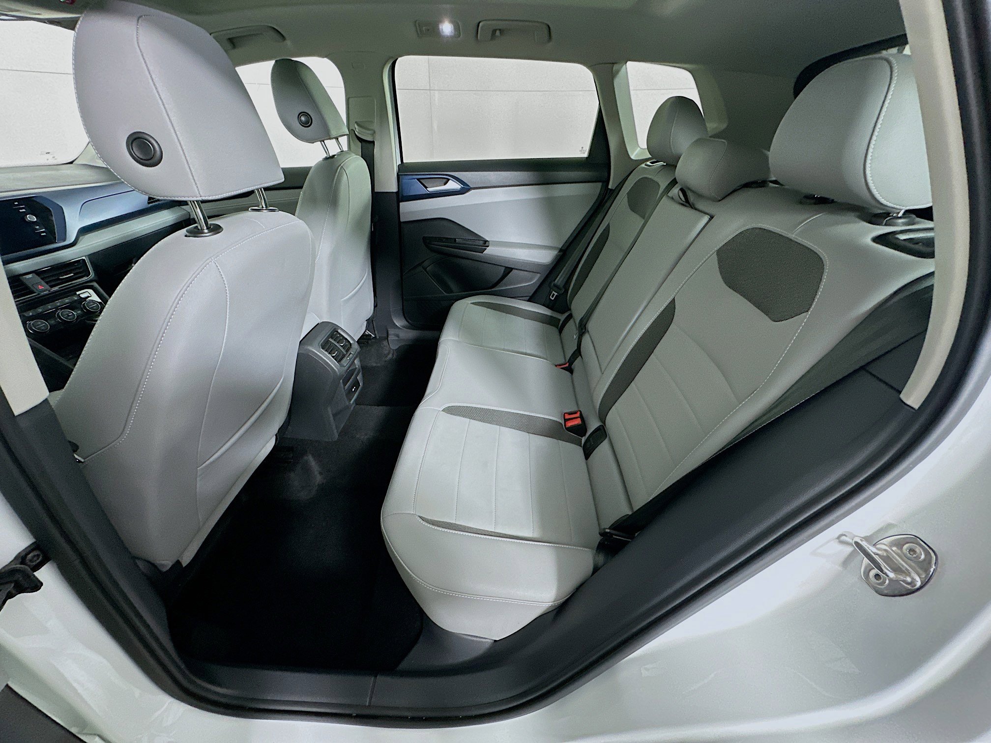 Used 2024 Volkswagen Taos SE image 28