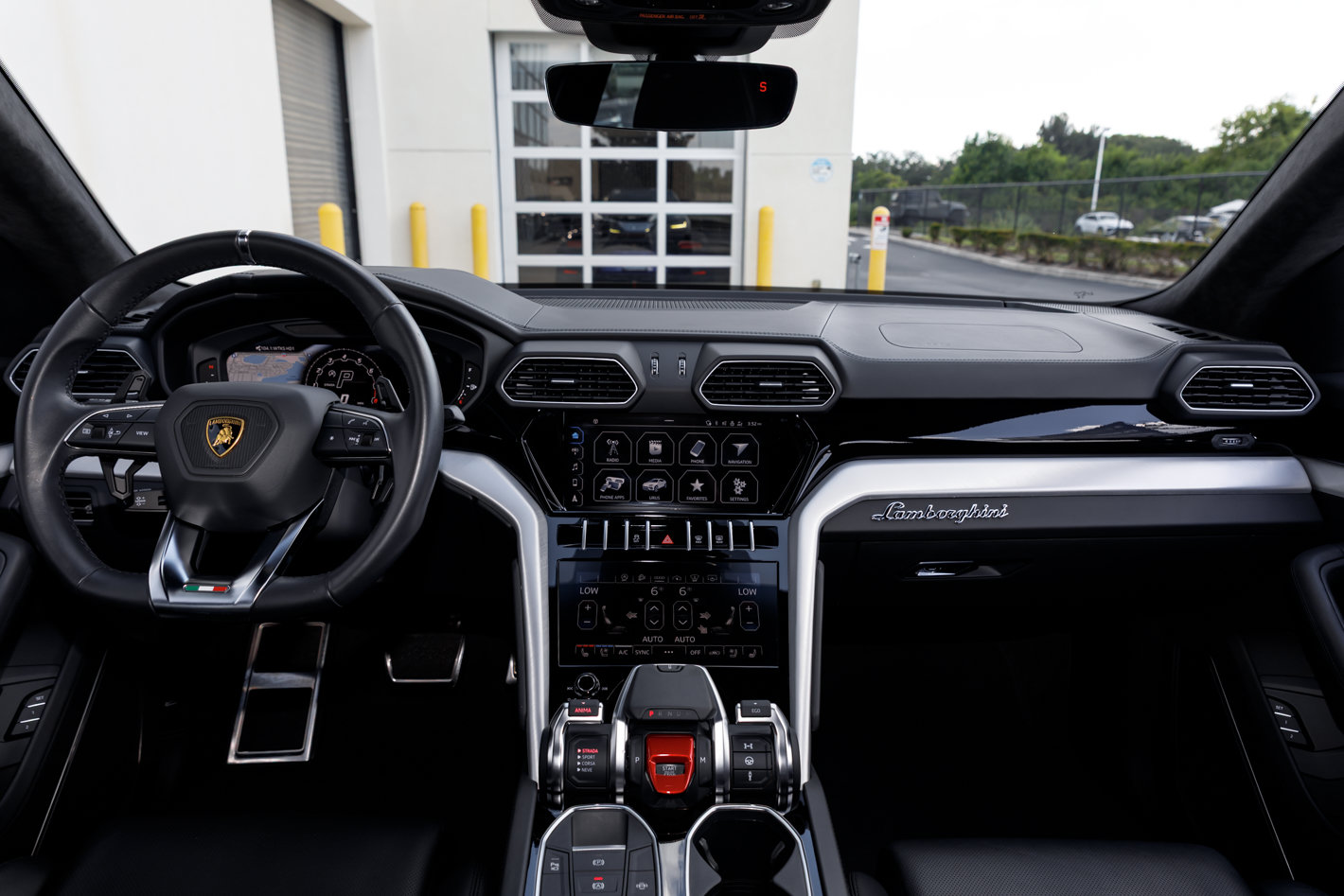 Used 2022 Lamborghini Urus AWD/4WD image 35