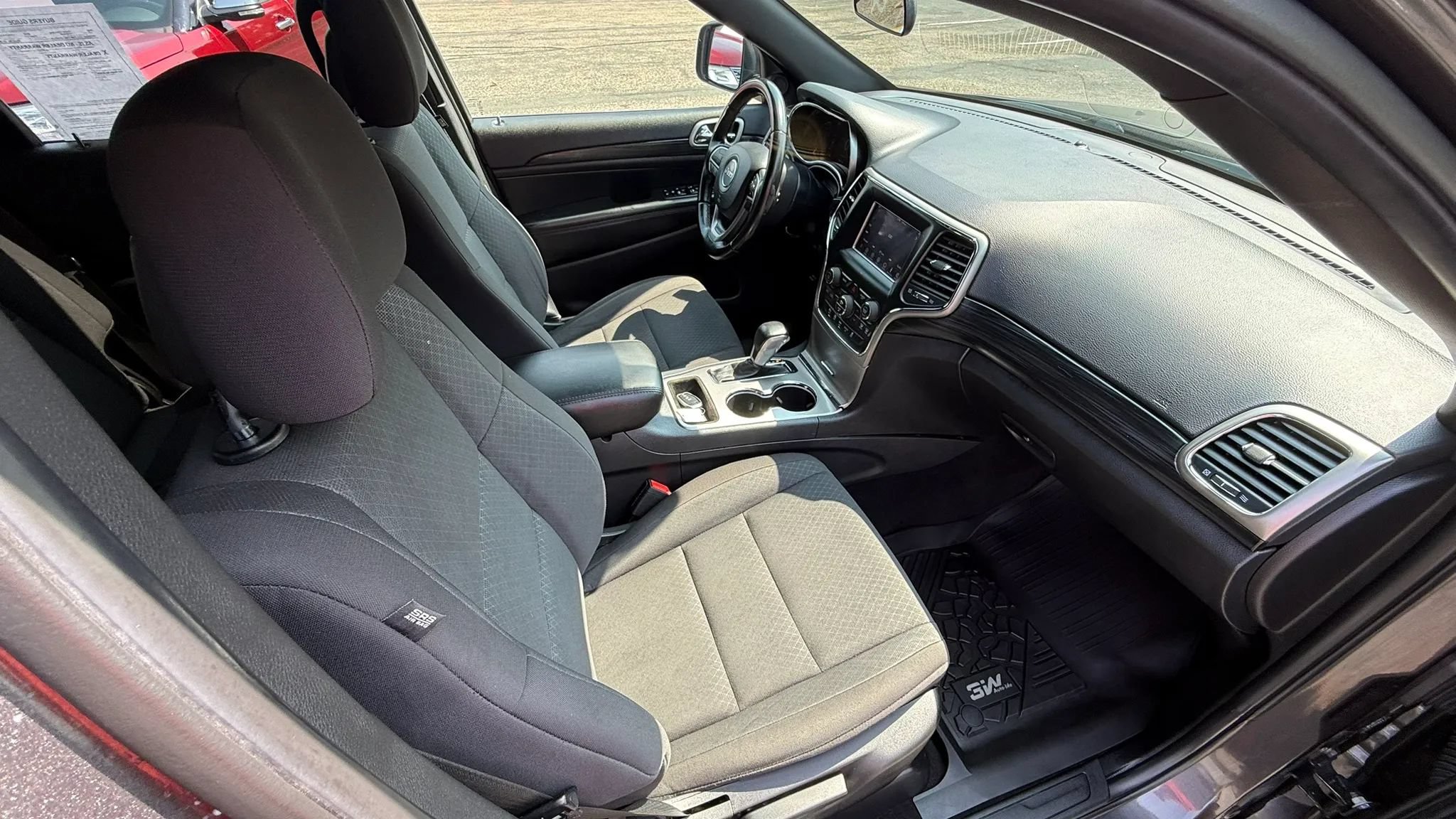 Used 2019 Jeep Grand Cherokee Laredo AWD/4WD image 34