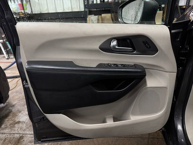 Used 2022 Chrysler Pacifica Touring-L image 13