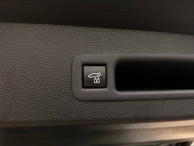 Used 2025 Toyota Sienna Limited image 16