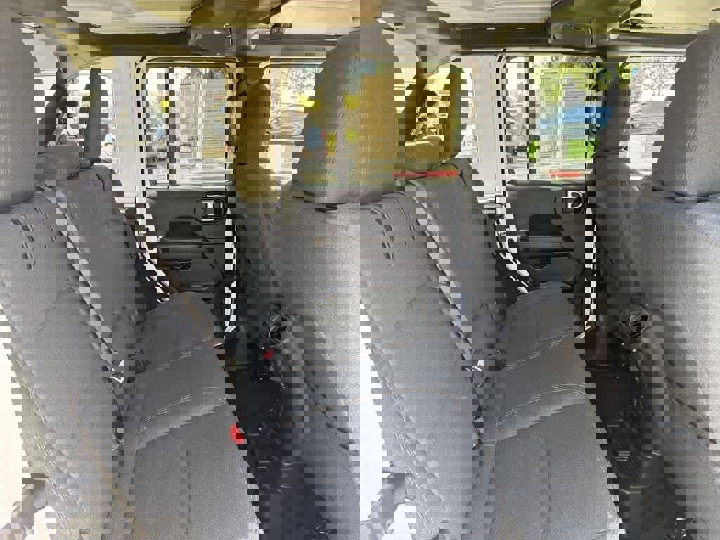 Used 2025 Jeep Wrangler Sahara image 32