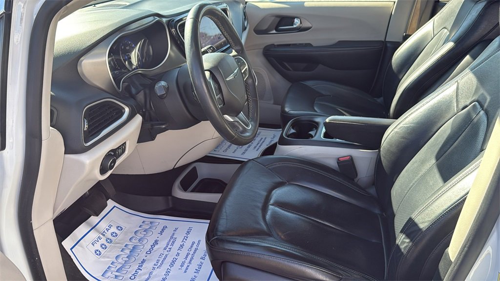 Used 2022 Chrysler Pacifica Touring-L image 26