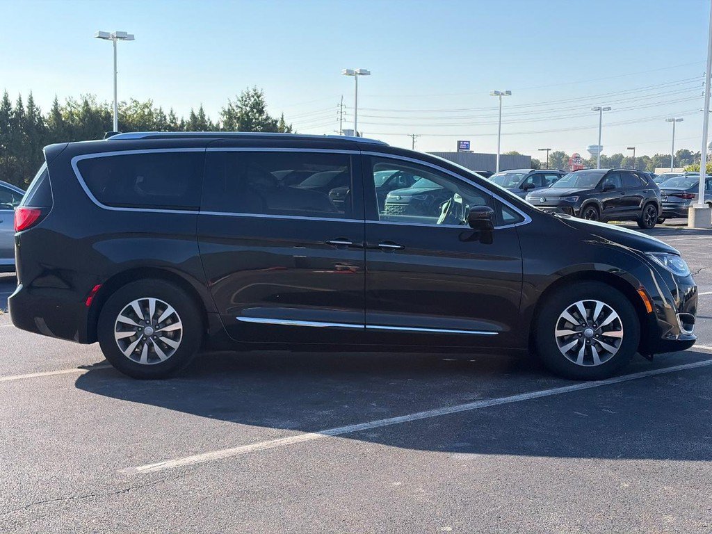 Used 2020 Chrysler Pacifica Touring-L Plus FWD image 4