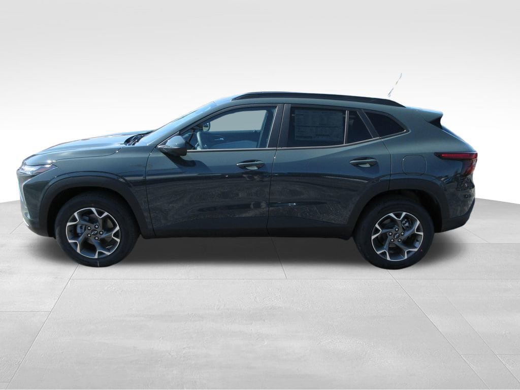 New 2026 Chevrolet Trax LT w/ LPO, Blackout Package FWD image 2
