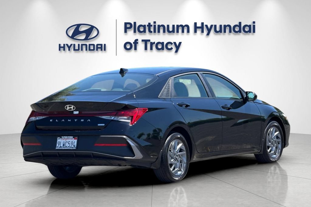 Used 2024 Hyundai Elantra Blue FWD image 4
