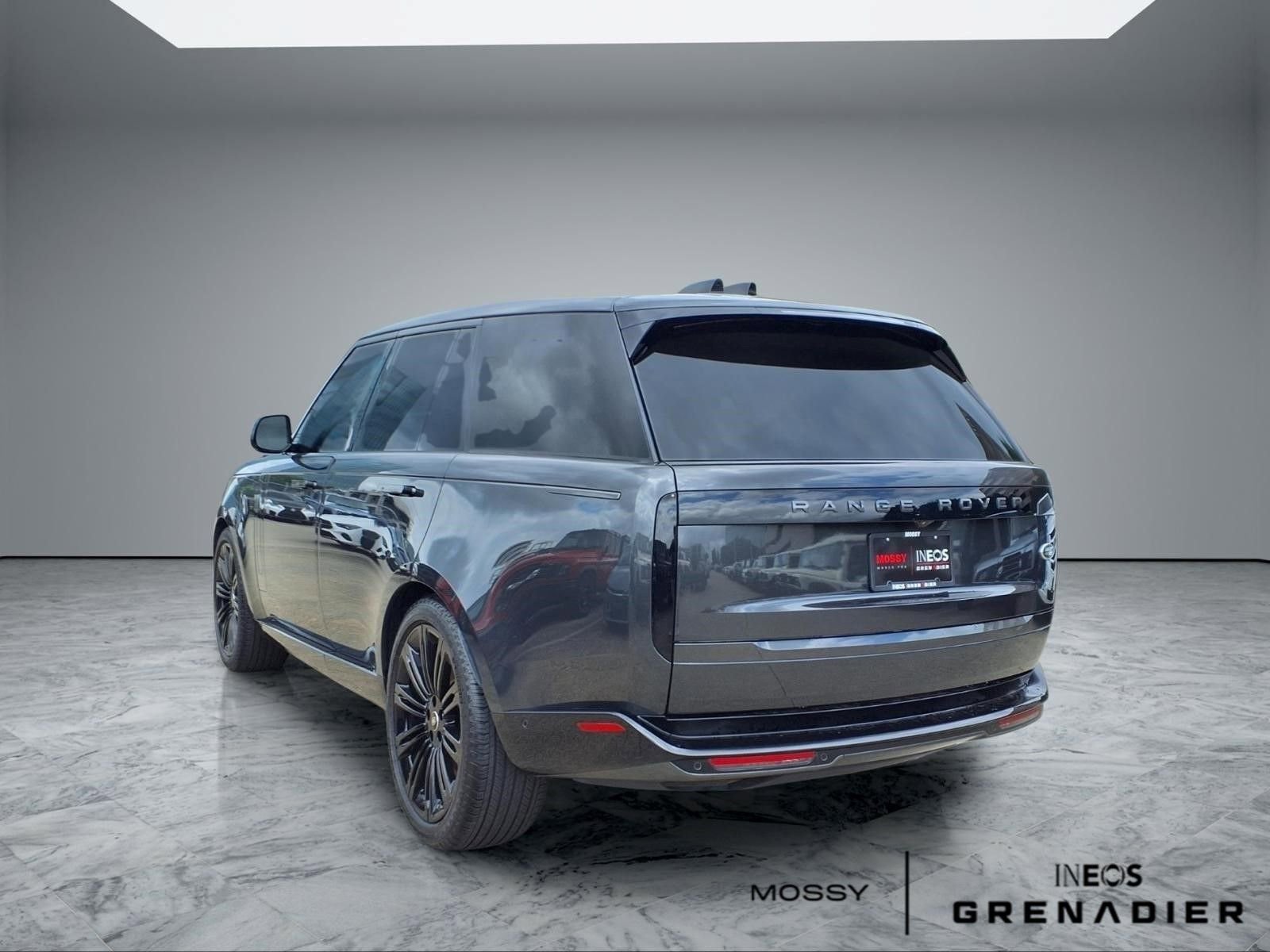 Used 2023 Land Rover Range Rover SE AWD/4WD image 2