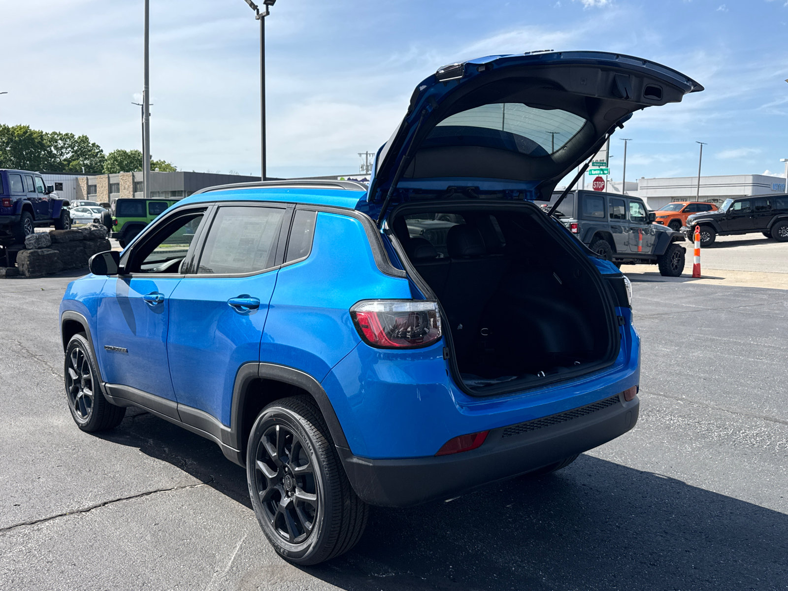 New 2026 Jeep Compass Latitude AWD/4WD image 17
