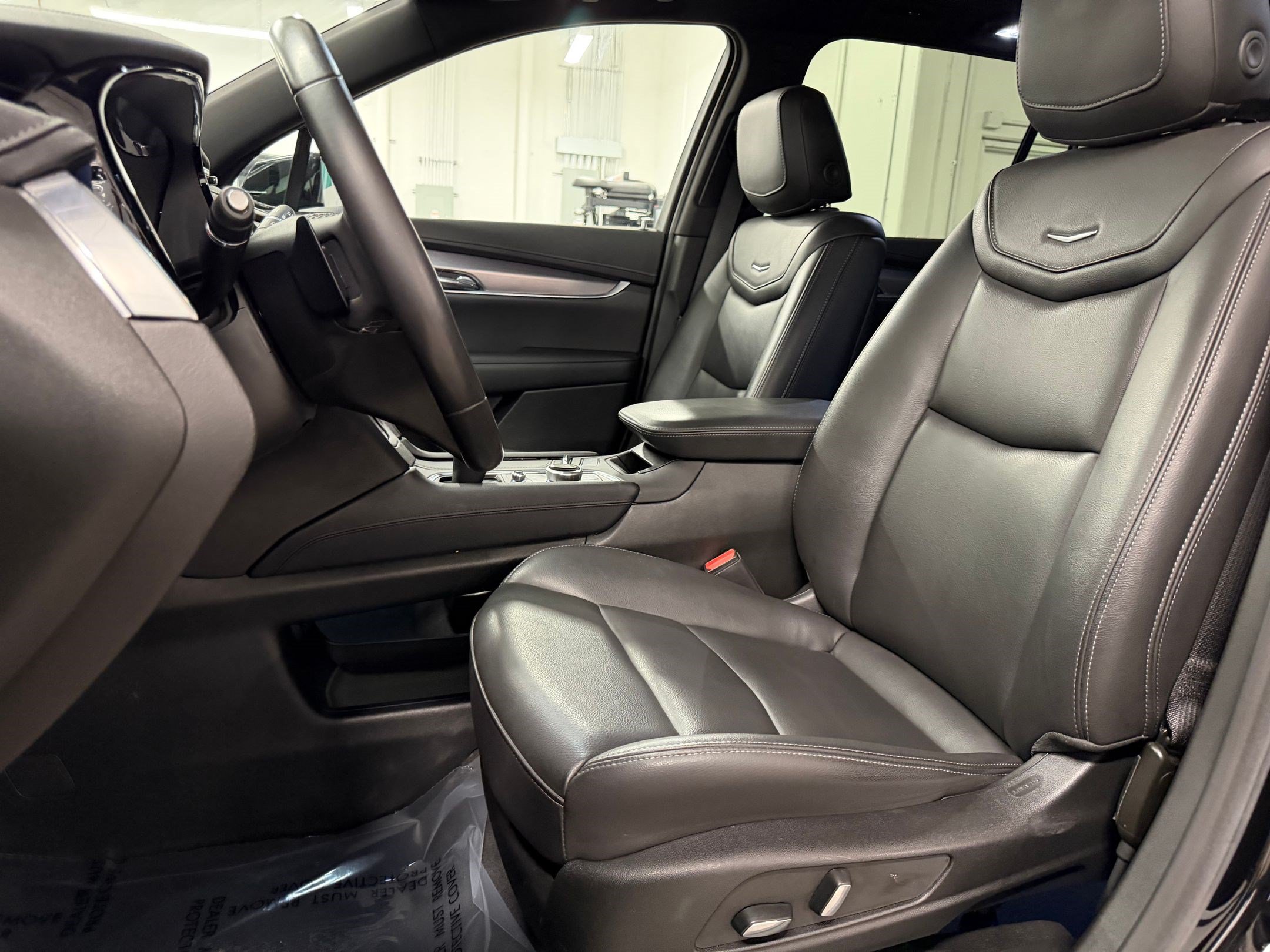 Certified 2025 Cadillac XT6 Luxury FWD image 5