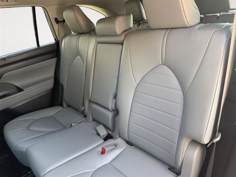 Used 2021 Toyota Highlander XLE AWD/4WD image 14