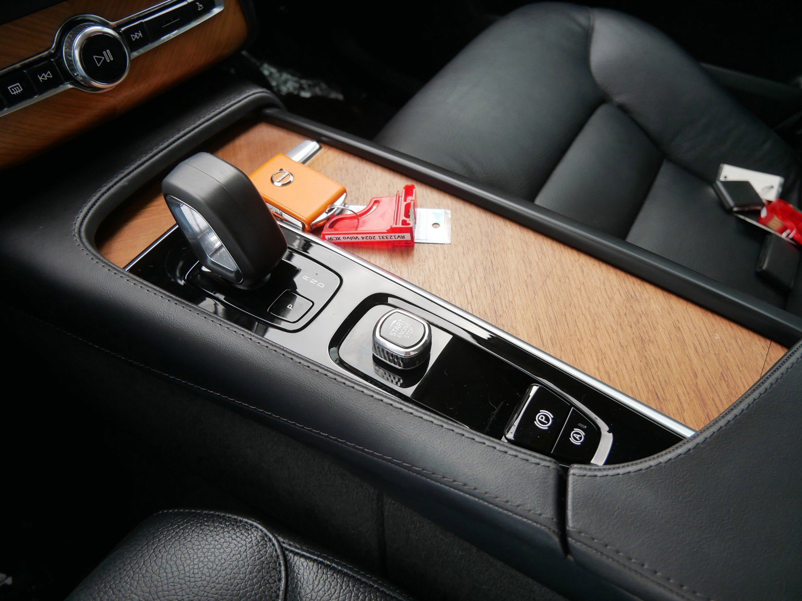 Certified 2024 Volvo XC90 B6 Core w/ Climate Package image 17