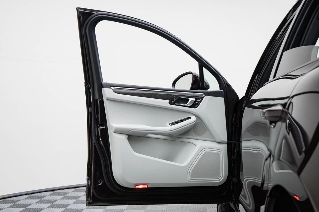Certified 2023 Porsche Macan image 13