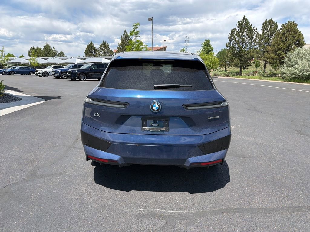Used 2024 BMW iX xDrive50 w/ Premium Package AWD/4WD image 4