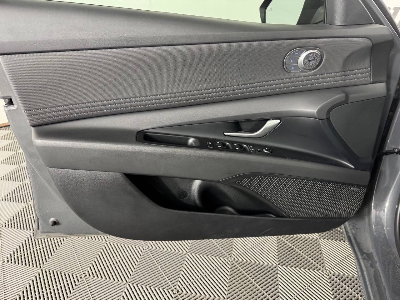 Used 2025 Hyundai Elantra Limited FWD image 9