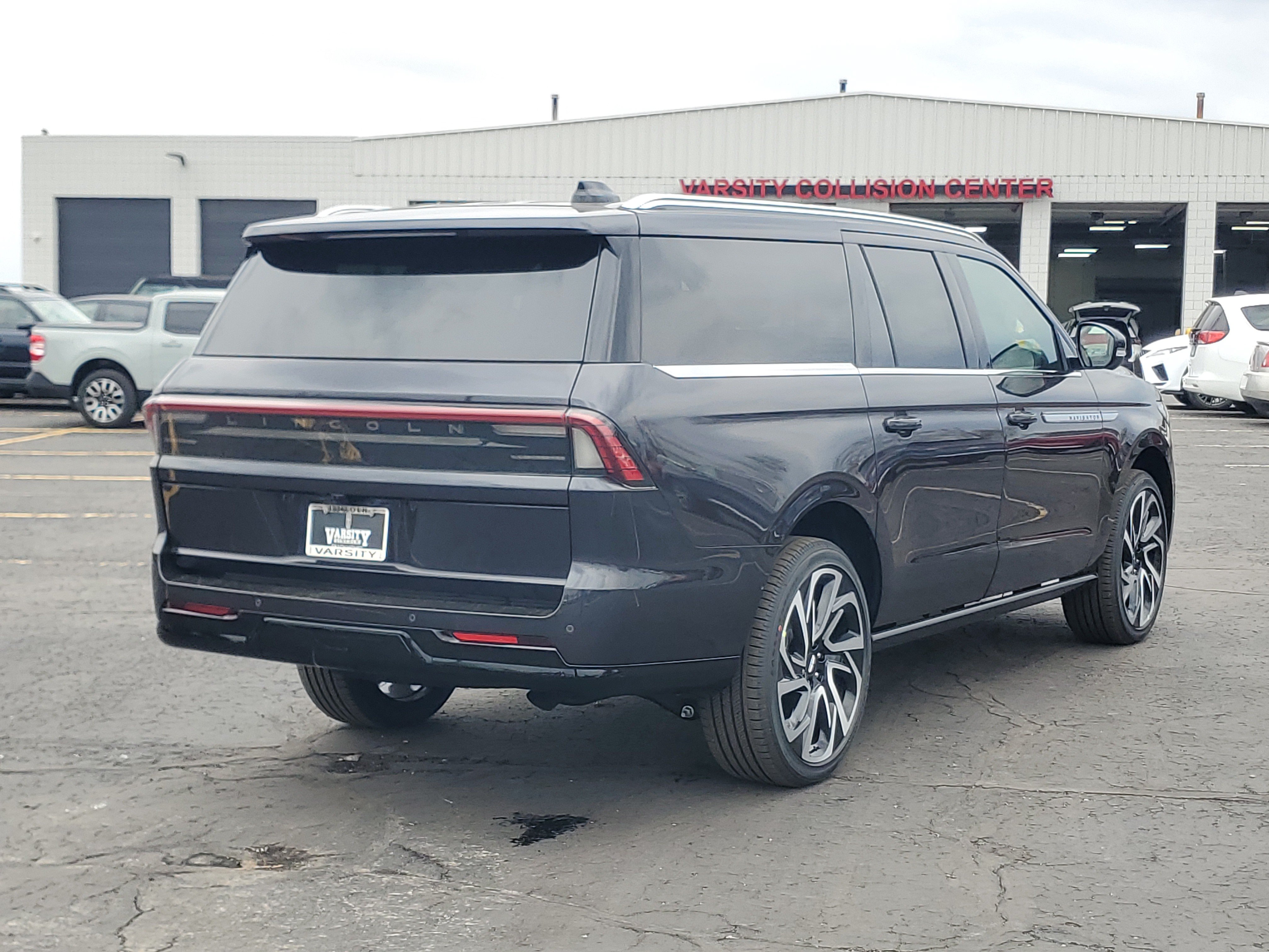 New 2026 Lincoln Navigator L Reserve AWD/4WD image 4