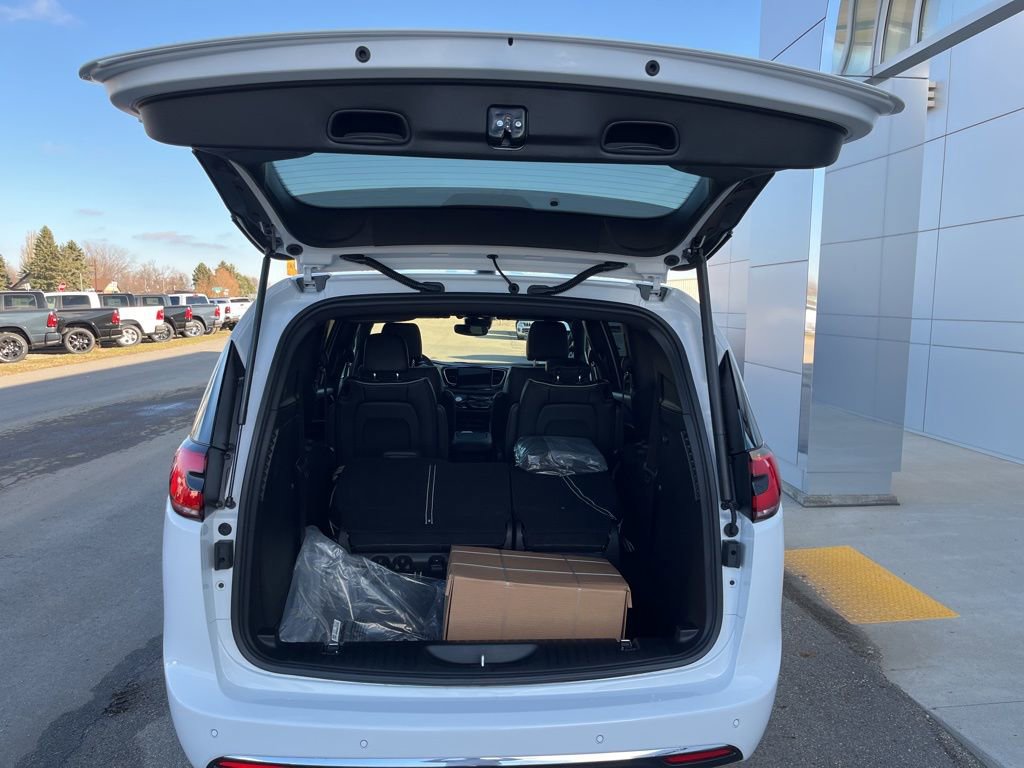New 2026 Chrysler Pacifica Limited image 9