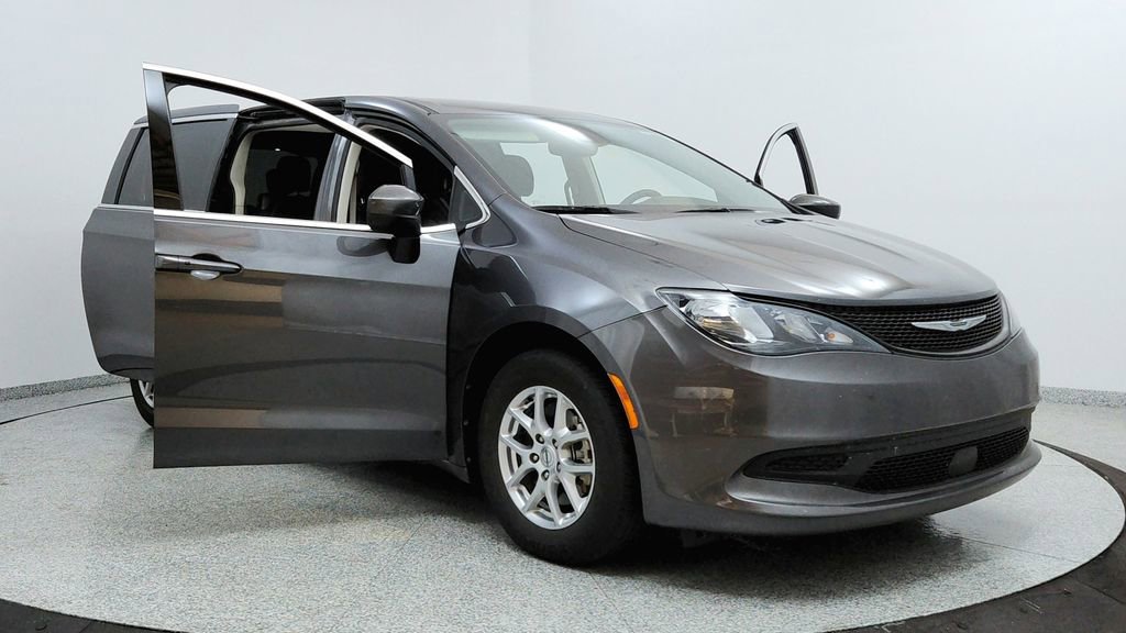 Used 2023 Chrysler Voyager LX image 12