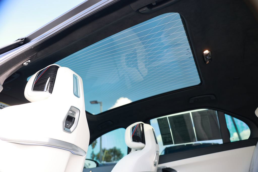 Used 2025 BMW i7 xDrive60 w/ Executive Package image 39