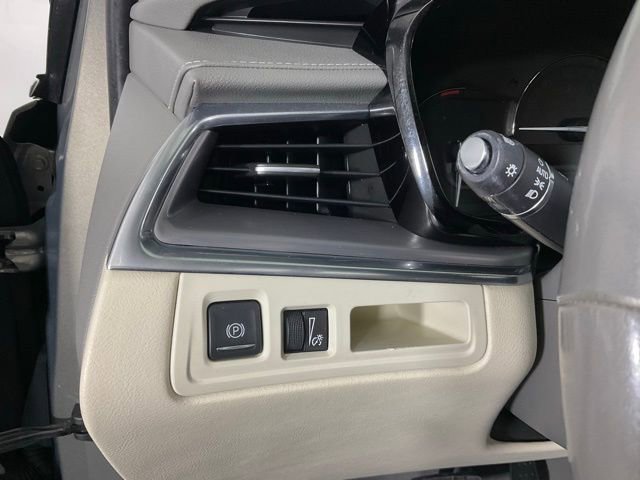 Used 2018 Cadillac XT5 Luxury w/ Driver Awareness Package image 18