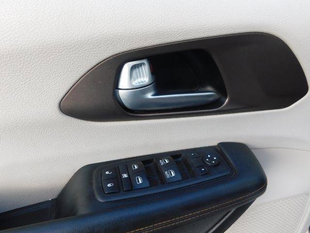 Used 2017 Chrysler Pacifica Touring image 11