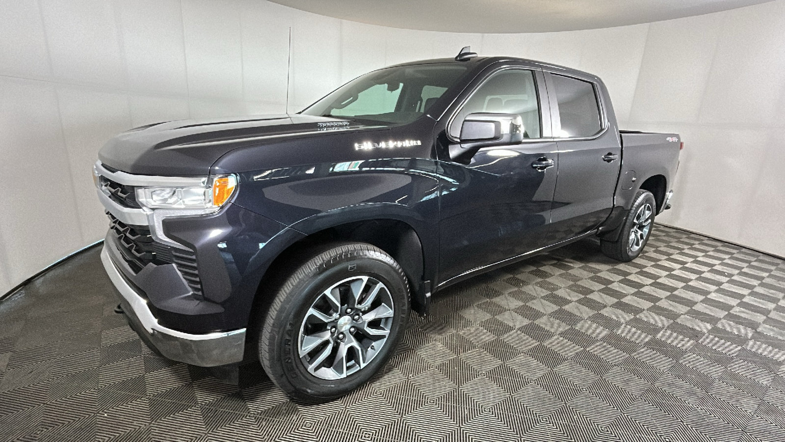 Used 2024 Chevrolet Silverado 1500 LT AWD/4WD image 7