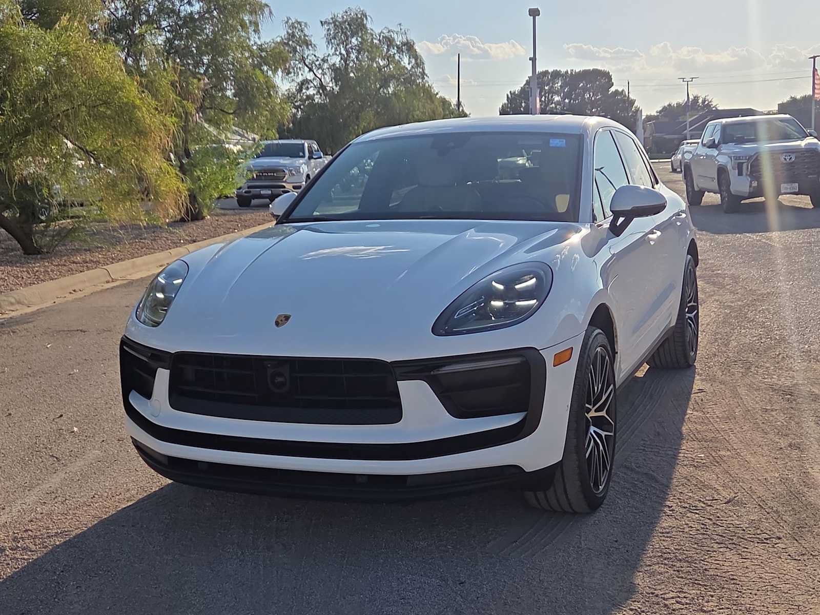 Used 2022 Porsche Macan AWD/4WD image 3