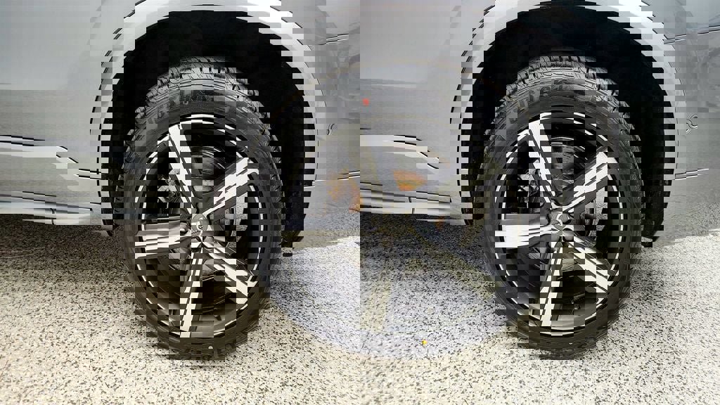 Used 2017 Volvo XC90 T8 R-Design w/ Vision Package image 9