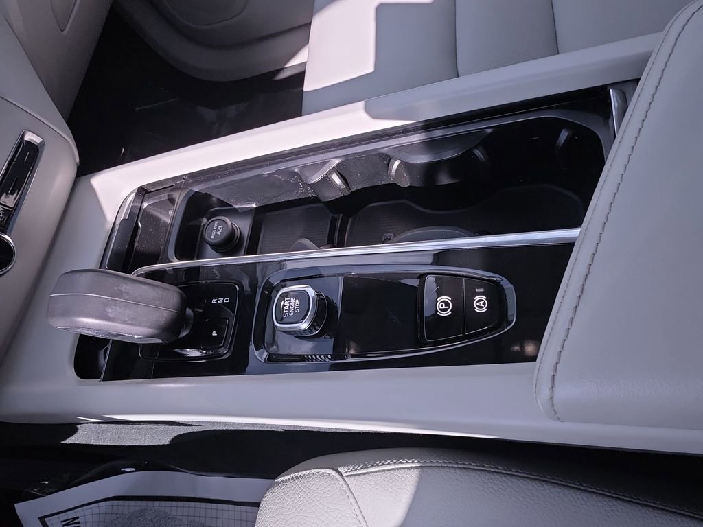 Used 2023 Volvo XC60 B5 Plus image 28