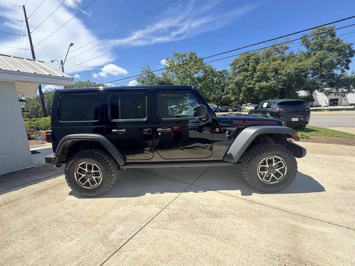 Used 2025 Jeep Wrangler Unlimited Rubicon w/ Convenience Group AWD/4WD image 5