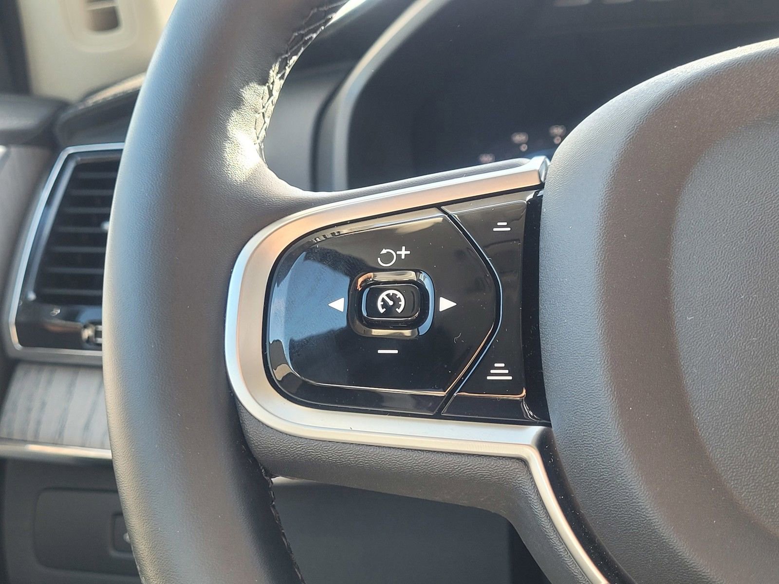 Certified 2025 Volvo XC90 B6 Ultra w/ Protection Package Premier image 19