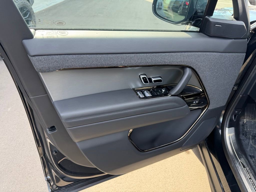 Used 2025 Land Rover Range Rover Sport SE image 13