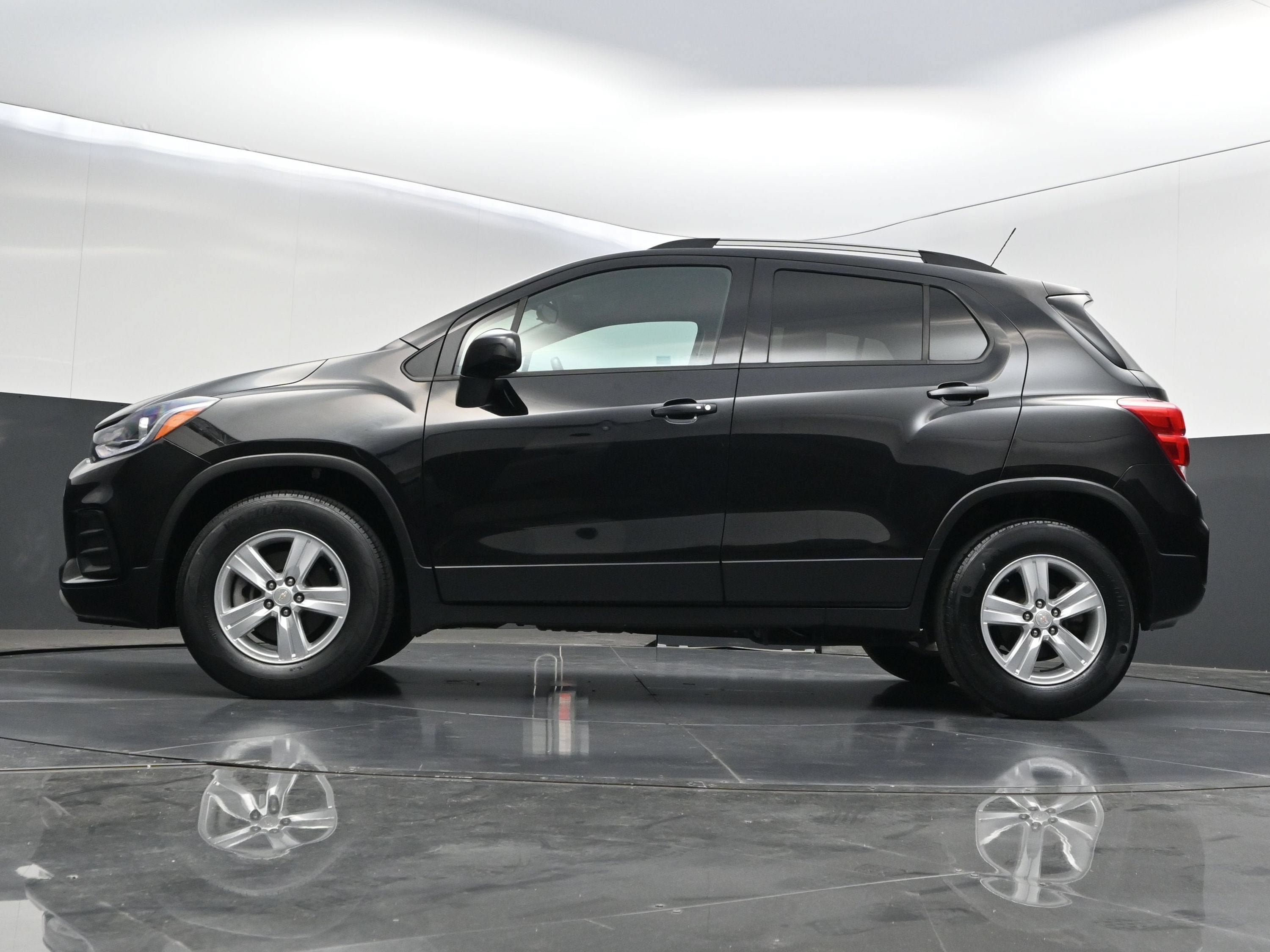 Used 2021 Chevrolet Trax LT w/ Driver Confidence Package AWD/4WD image 35