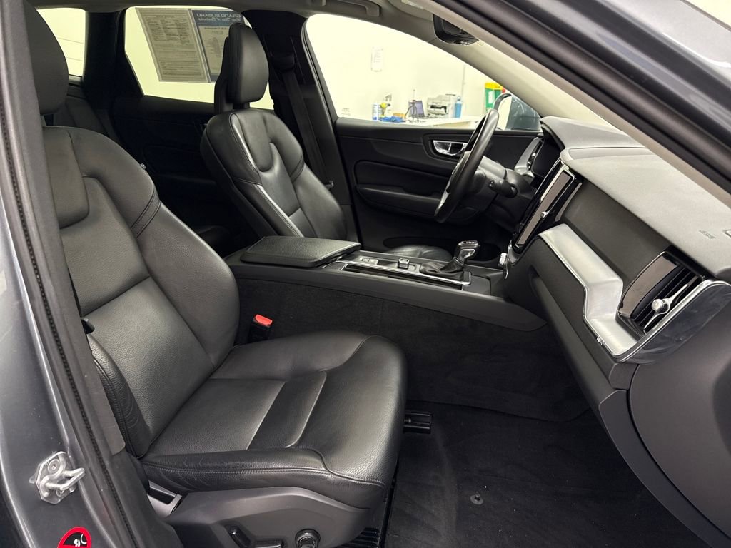Used 2018 Volvo XC60 T6 Momentum w/ Advanced Package image 23