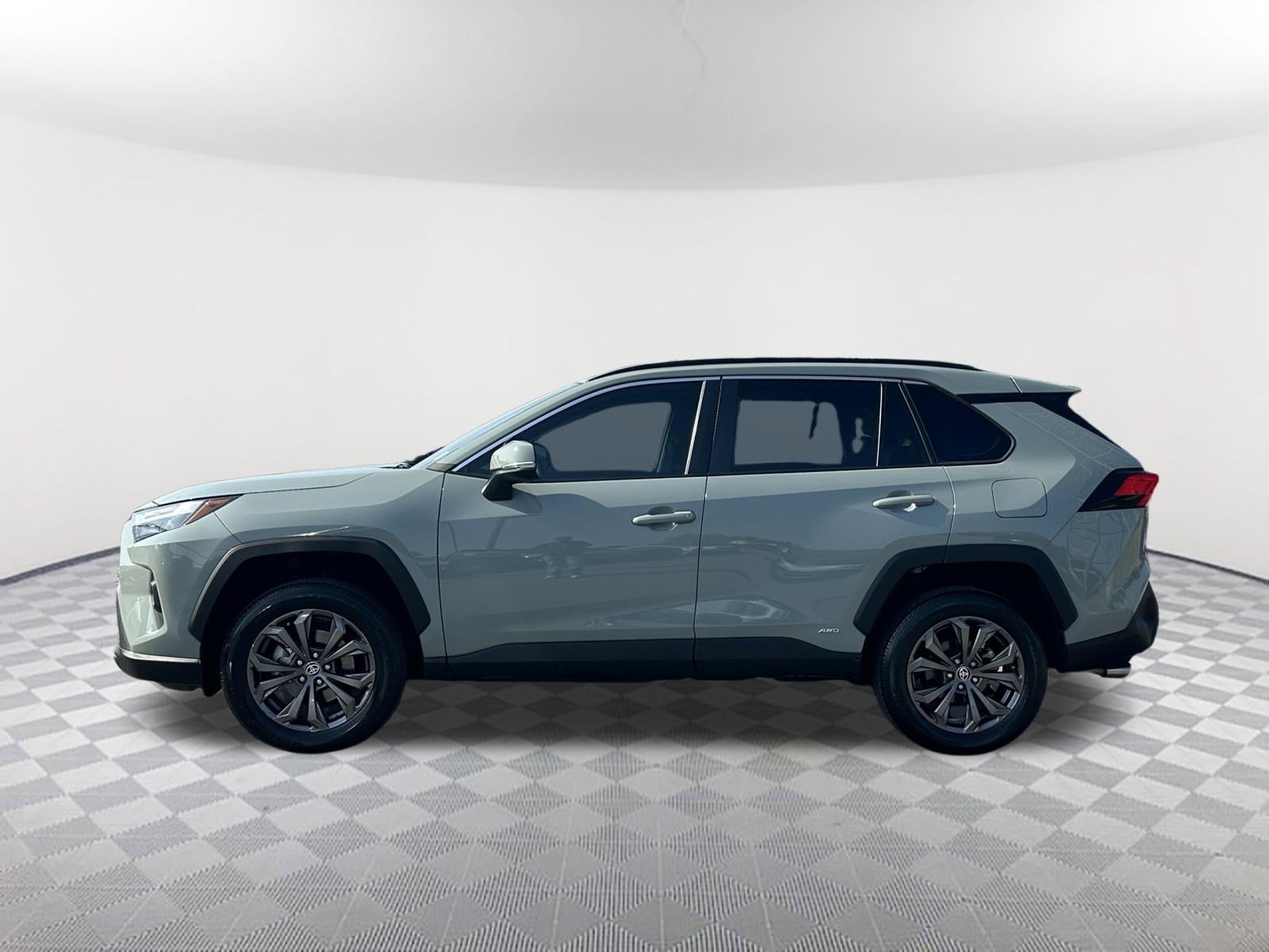 Used 2022 Toyota RAV4 XLE Premium AWD/4WD image 11