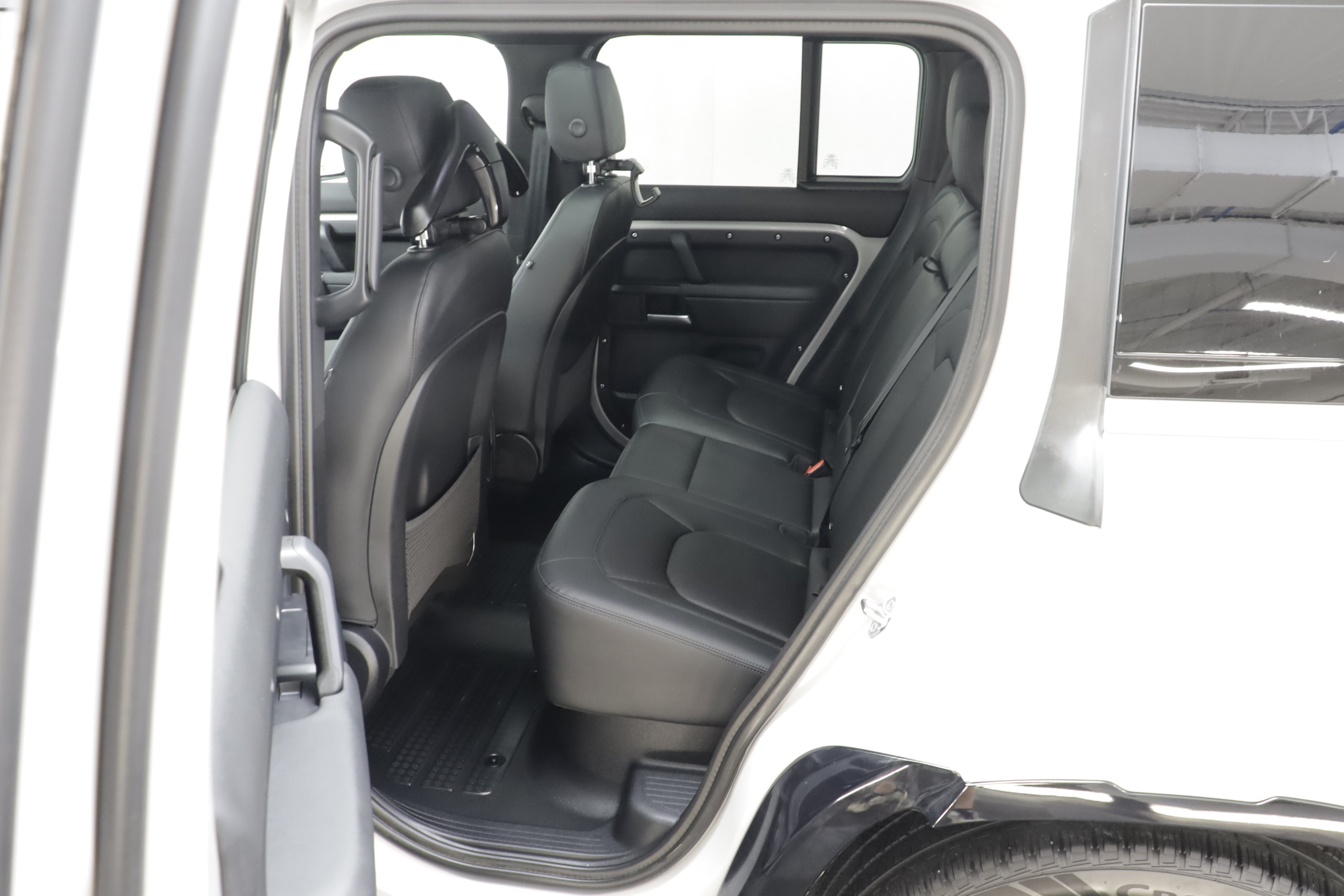 Certified 2026 Land Rover Defender 110 X-Dynamic SE AWD/4WD image 18