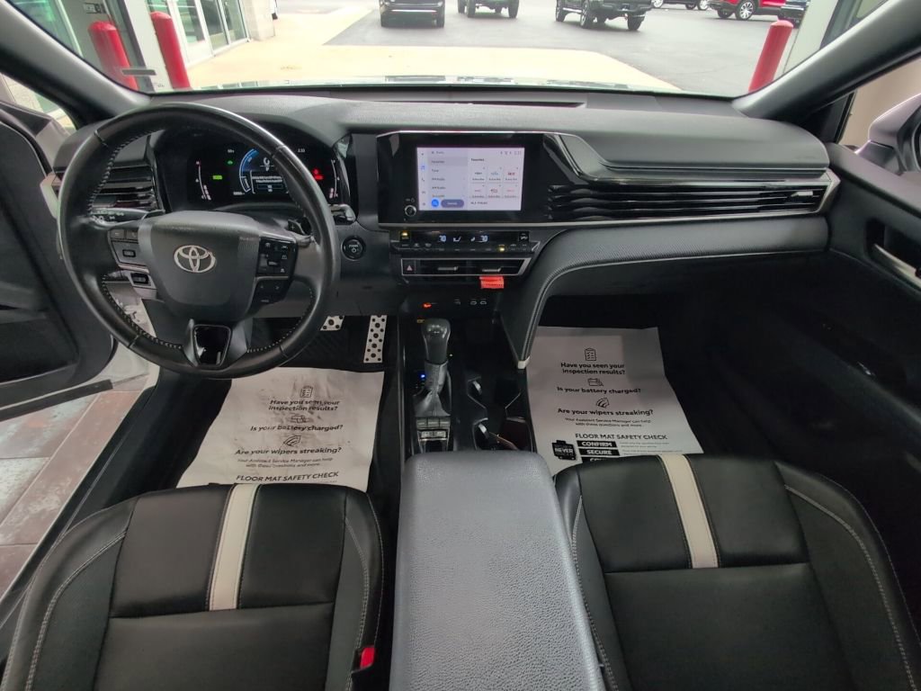 Used 2025 Toyota Camry SE image 11