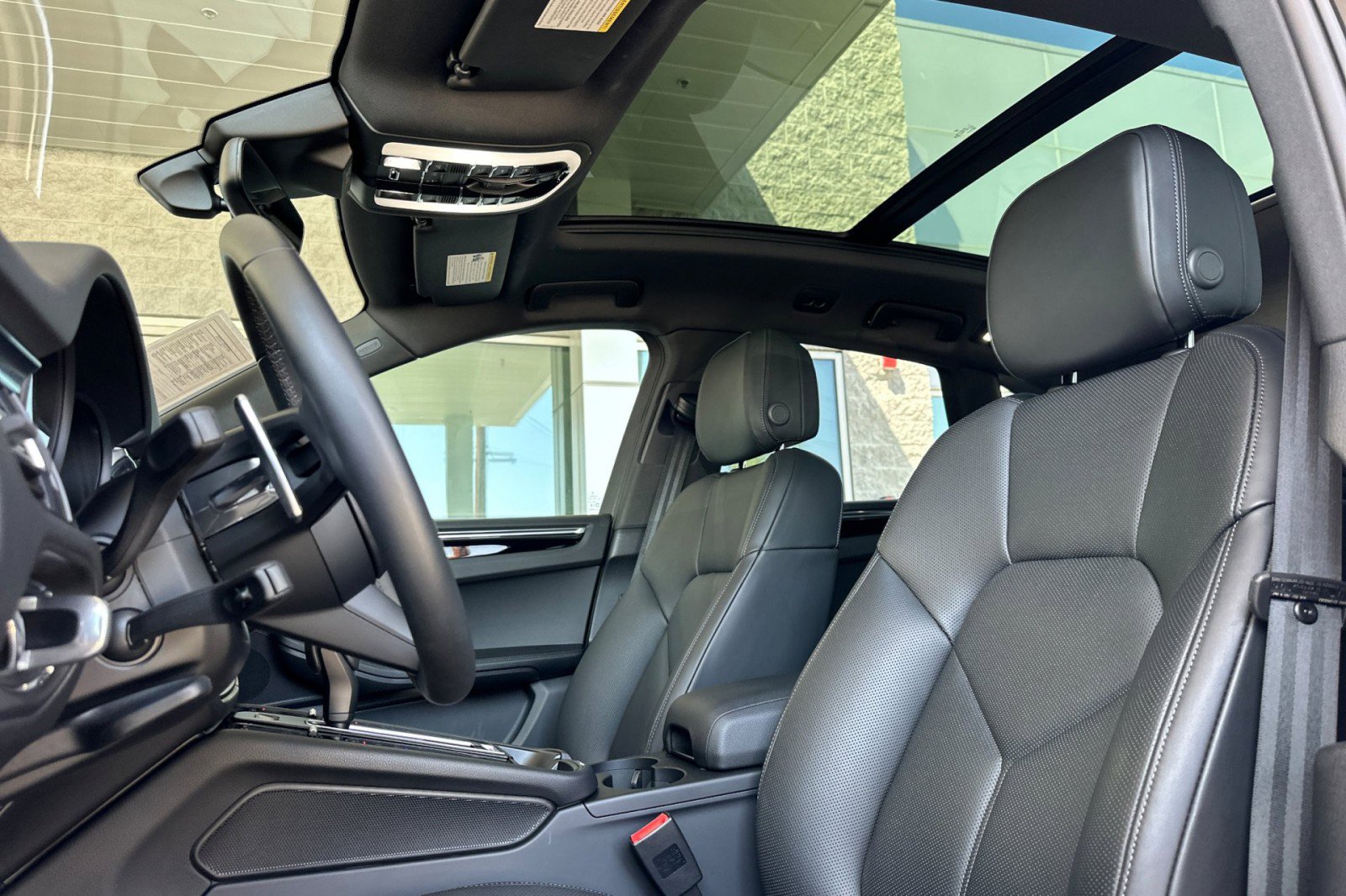 Used 2025 Porsche Macan image 5