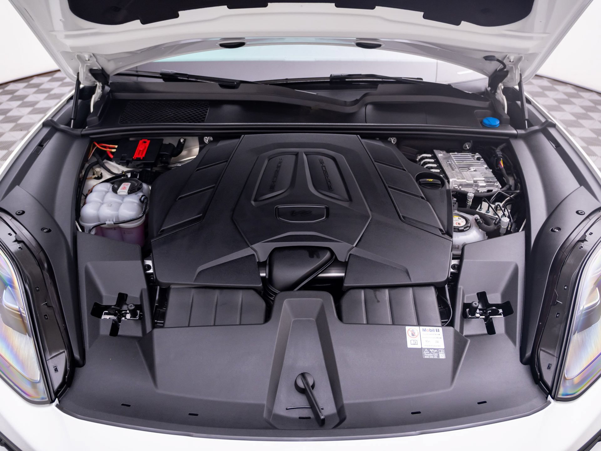 Certified 2024 Porsche Cayenne AWD/4WD image 30