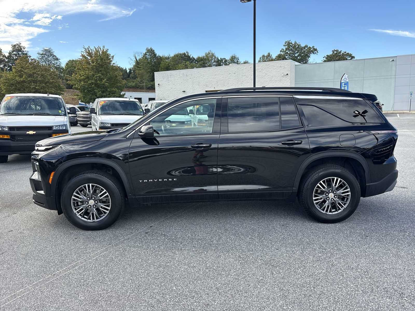 Used 2025 Chevrolet Traverse LT AWD/4WD image 9