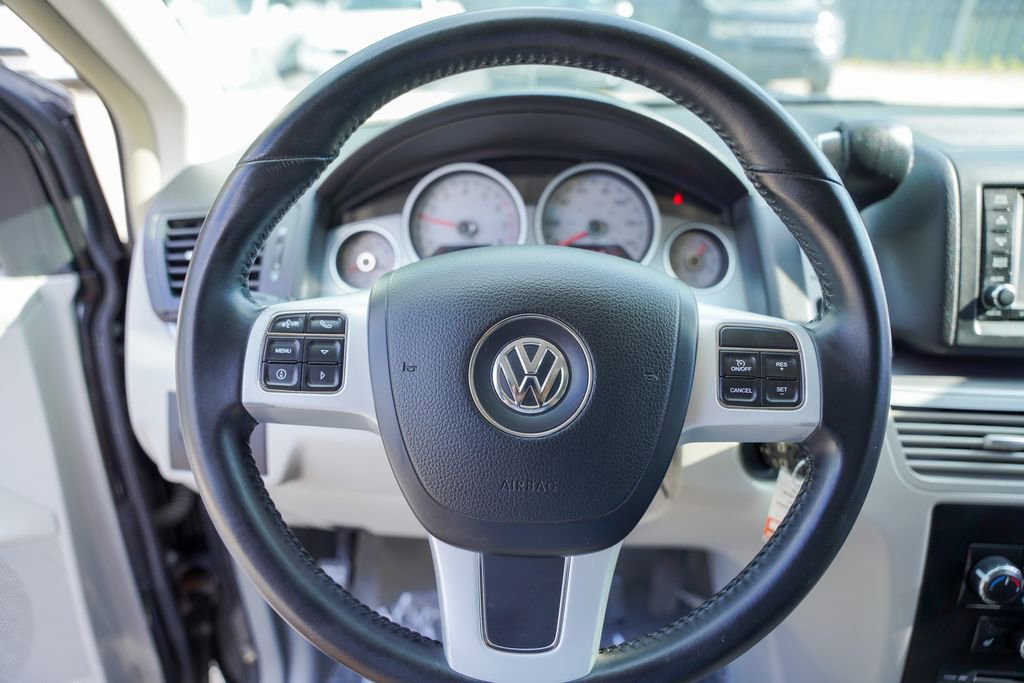 Used 2013 Volkswagen Routan SE FWD image 6