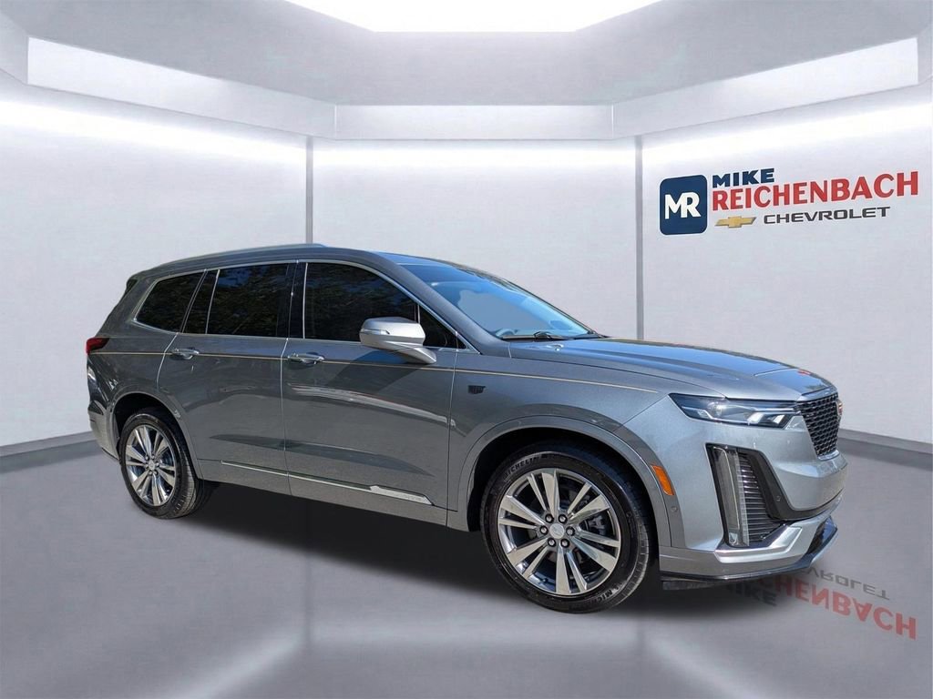 Used 2022 Cadillac XT6 Premium Luxury w/ Technology Package FWD image 2
