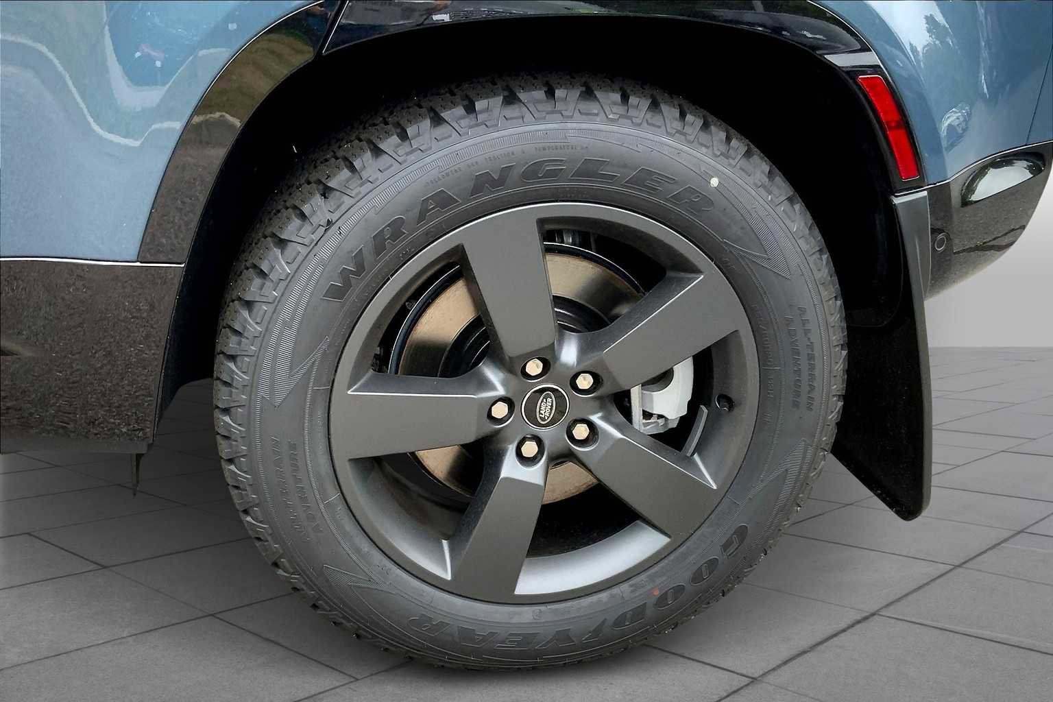 New 2025 Land Rover Defender 110 X-Dynamic SE image 17