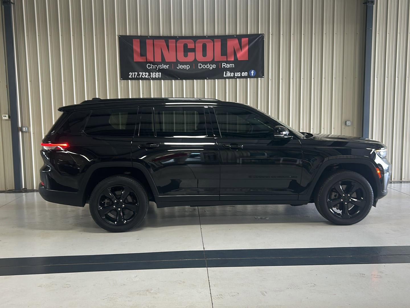 Used 2024 Jeep Grand Cherokee L Altitude image 5